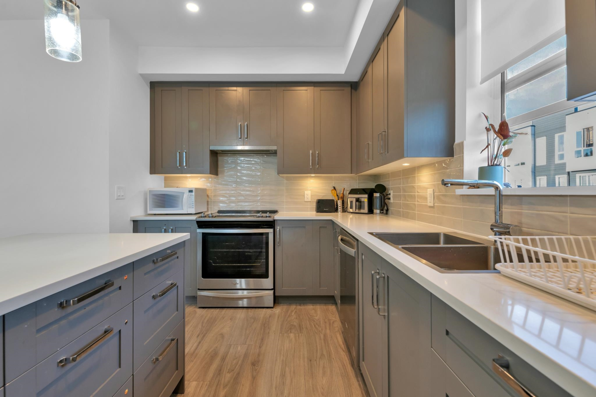 Walk-In Closet Photo of 214 18811 72 Avenue, Surrey, BC