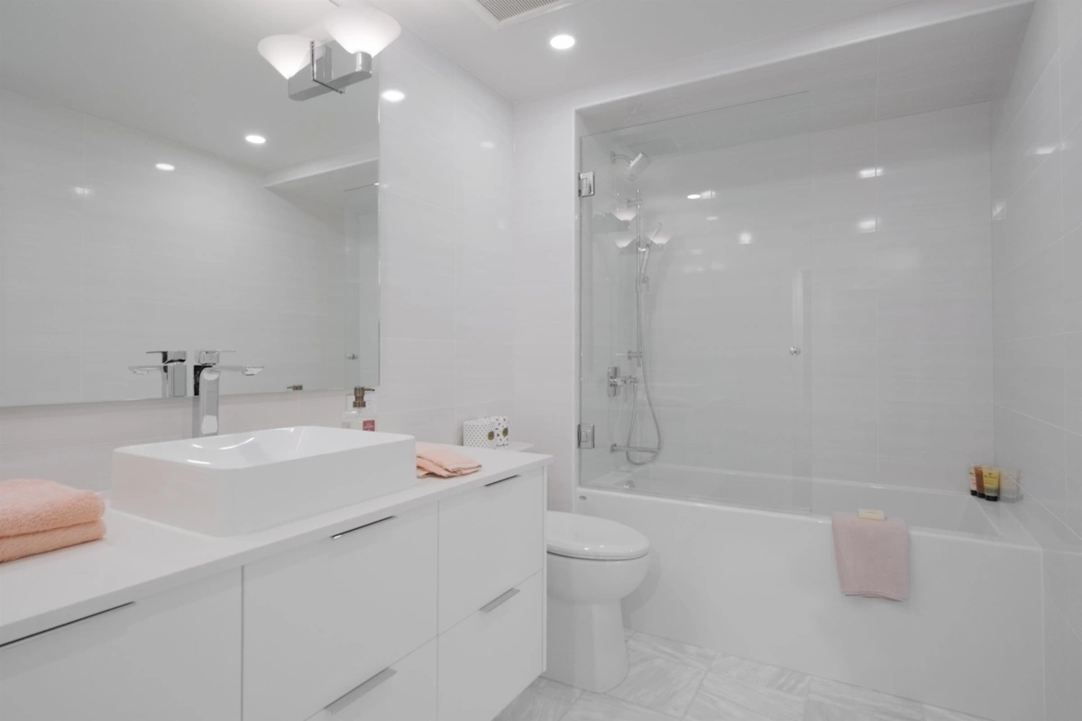 Entry Foyer Photo of 102 2246 Bellevue Avenue, West Vancouver, BC