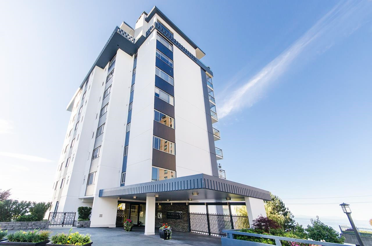 Front Yard Photo of 102 2246 Bellevue Avenue, West Vancouver, BC