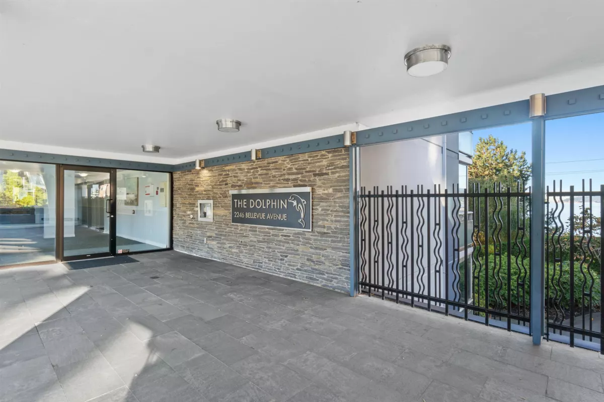 Garden / Landscaping Photo of 102 2246 Bellevue Avenue, West Vancouver, BC