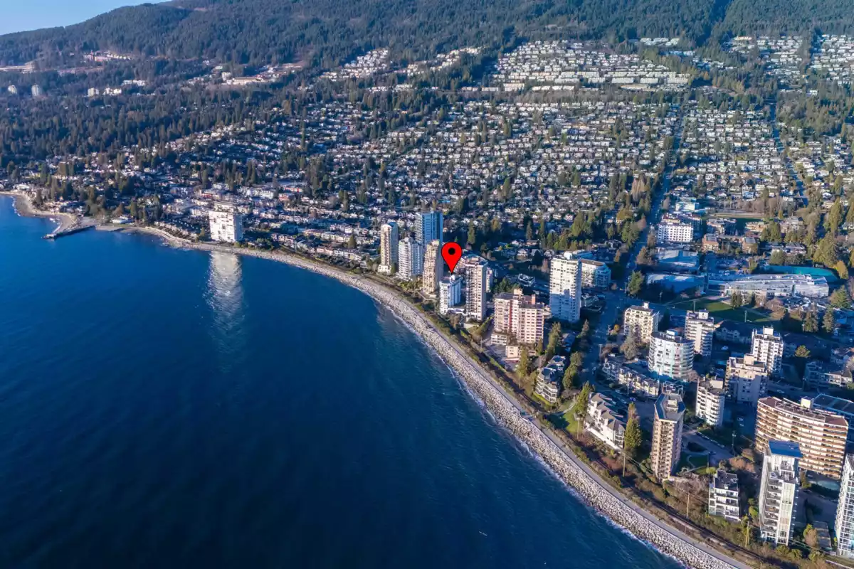 Hot Tub / Spa Photo of 102 2246 Bellevue Avenue, West Vancouver, BC