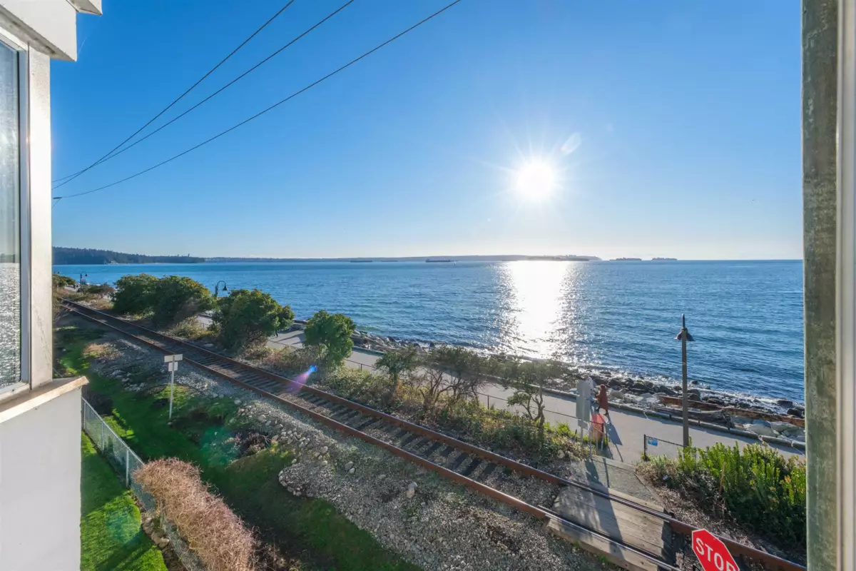 Primary Bathroom Photo of 102 2246 Bellevue Avenue, West Vancouver, BC