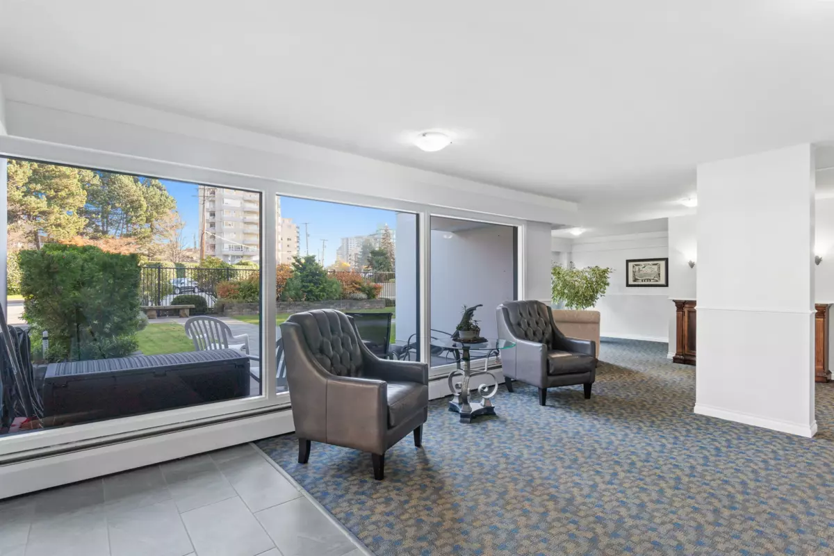 Swimming Pool Photo of 102 2246 Bellevue Avenue, West Vancouver, BC