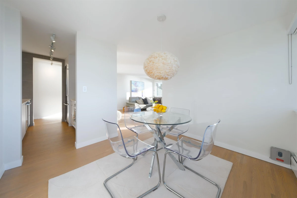 Walk-In Closet Photo of 102 2246 Bellevue Avenue, West Vancouver, BC