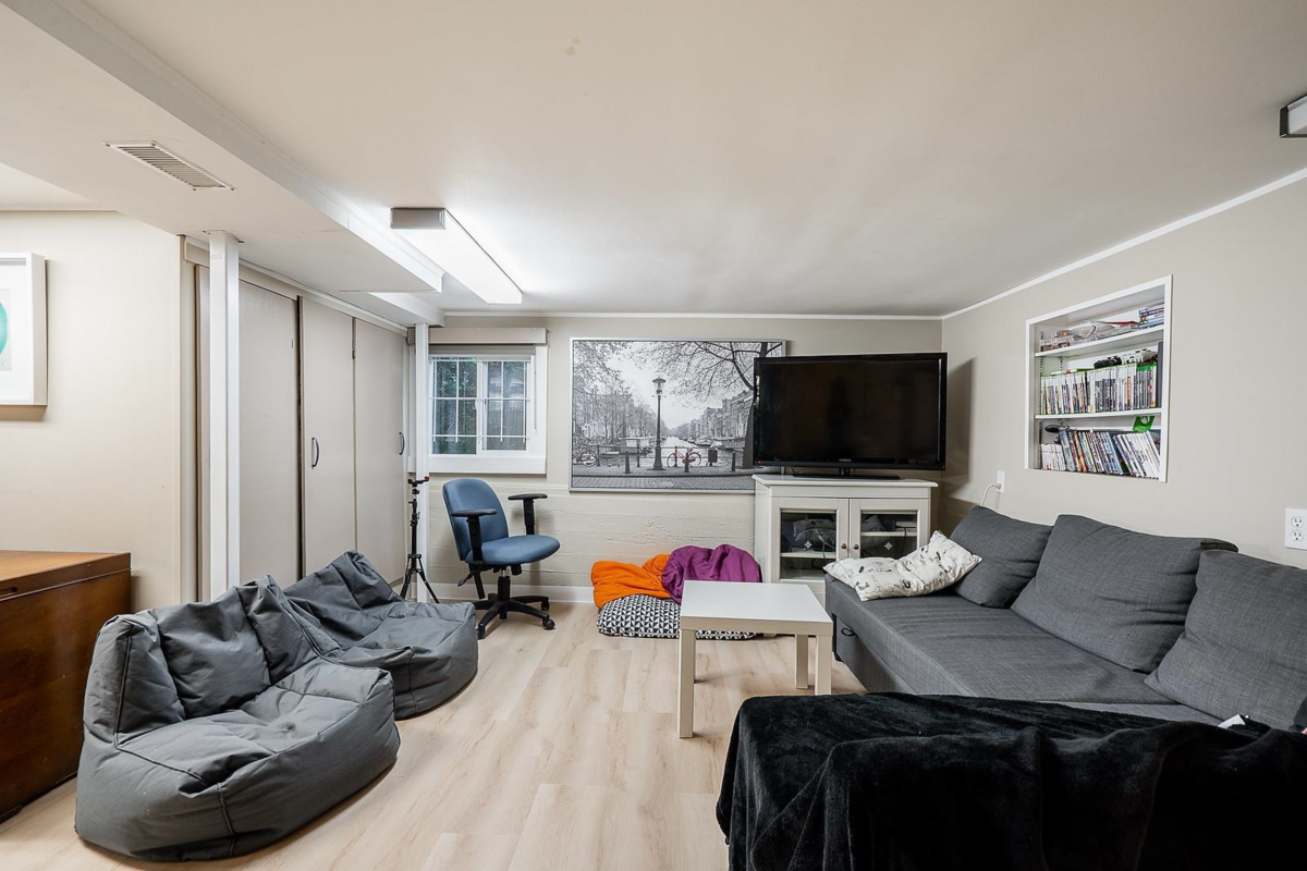 Guest Bathroom Photo of 430 Garrett Street, New Westminster, BC