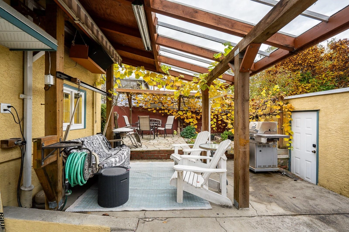 Staircase Photo of 430 Garrett Street, New Westminster, BC