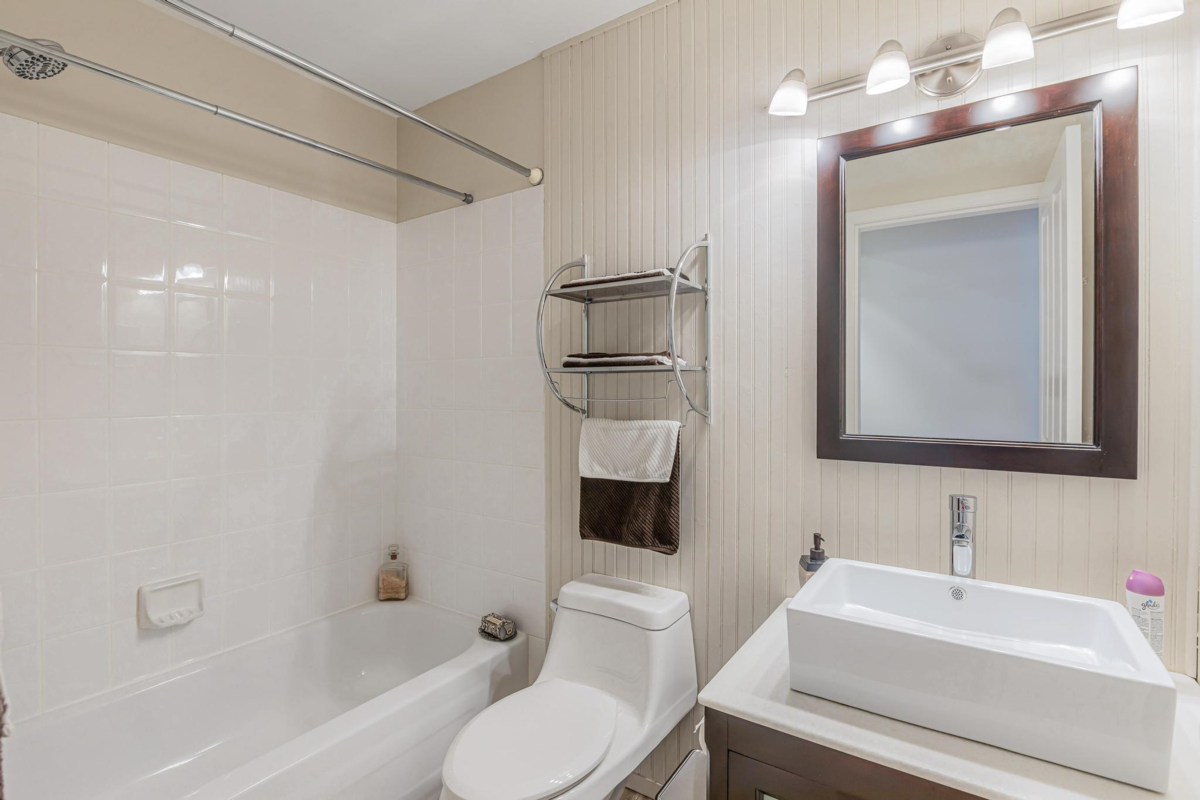 Entry Foyer Photo of 318 Miami River Drive, Harrison Hot Springs, BC