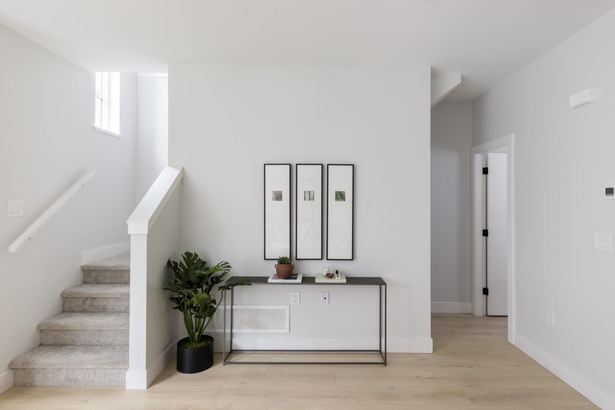 Dining Area Photo of 123 30530 Cardinal Avenue, Abbotsford, BC