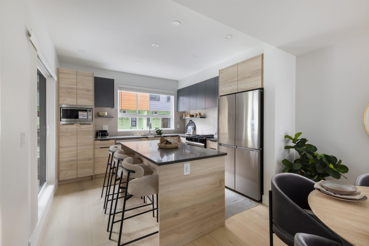 Primary Bathroom Photo of 123 30530 Cardinal Avenue, Abbotsford, BC