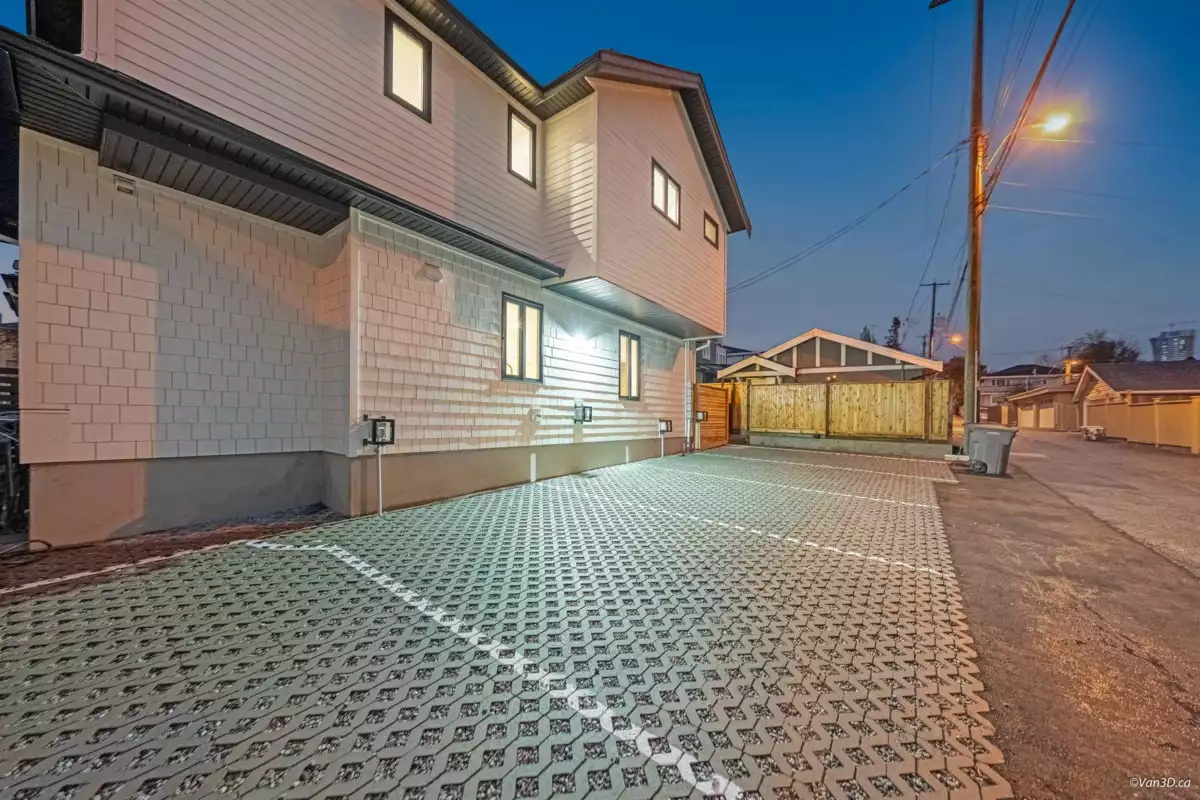 Hot Tub / Spa Photo of 3 6730 Heather Street, Vancouver, BC