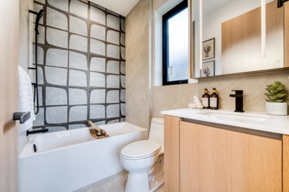 Guest Bathroom Photo of 2 968 E 55th Avenue, Vancouver, BC