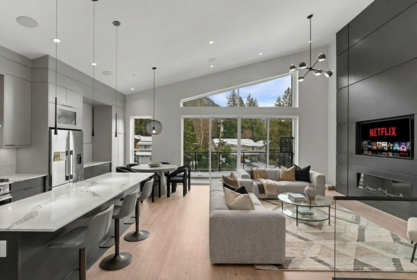 41717 Government Road, Squamish, BC, Brackendale — 7 bed half duplex for sale