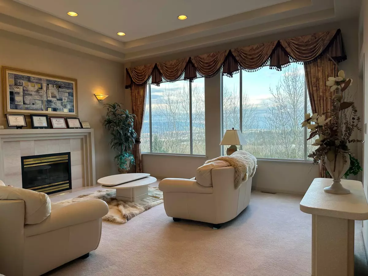 Kitchen Island Photo of 2777 Nadina Drive, Coquitlam, BC