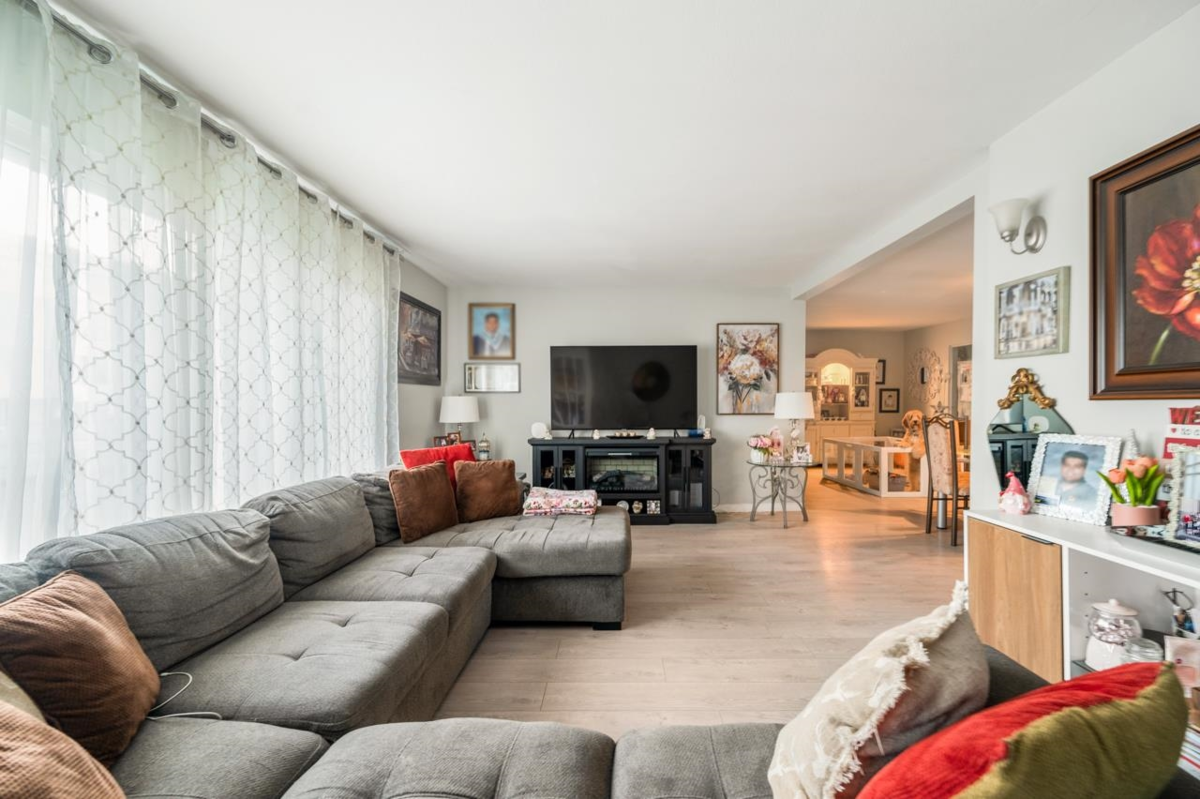 Guest Bathroom Photo of 2155 Prairie Avenue, Port Coquitlam, BC