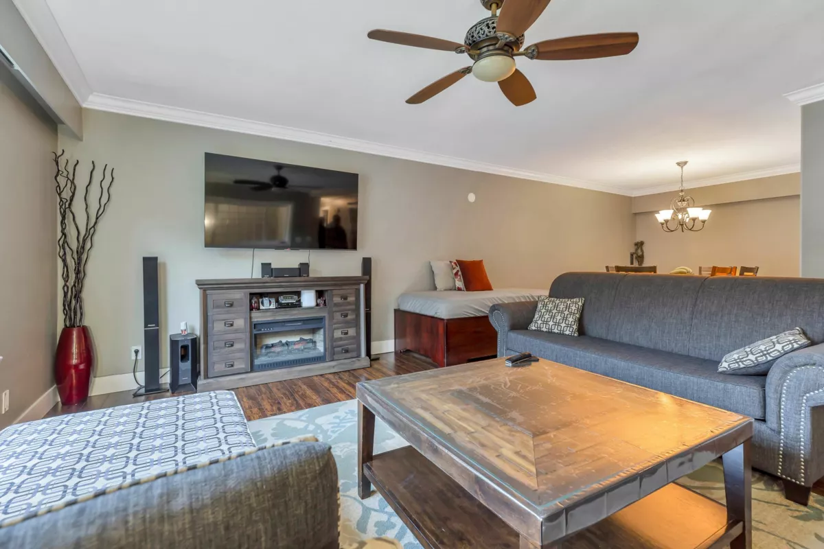 Kitchen Island Photo of 38276 Myrtlewood Crescent, Squamish, BC