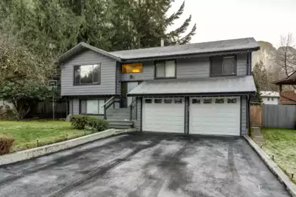 38276 Myrtlewood Crescent, Squamish, BC, Squamish — 5 bed single family residence for sale