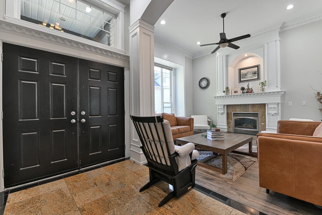 Kitchen Island Photo of 27733 Signal Court, Abbotsford, BC
