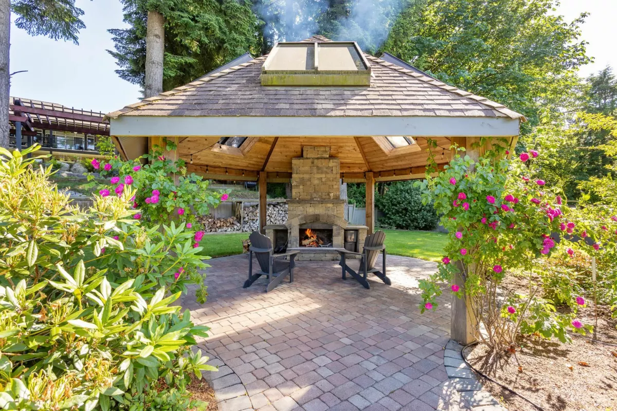 Kitchen Island Photo of 8531 Bannister Drive, Mission, BC