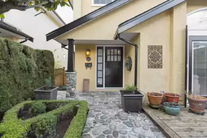 Front exterior of 1274 Esquimalt Avenue, West Vancouver, BC