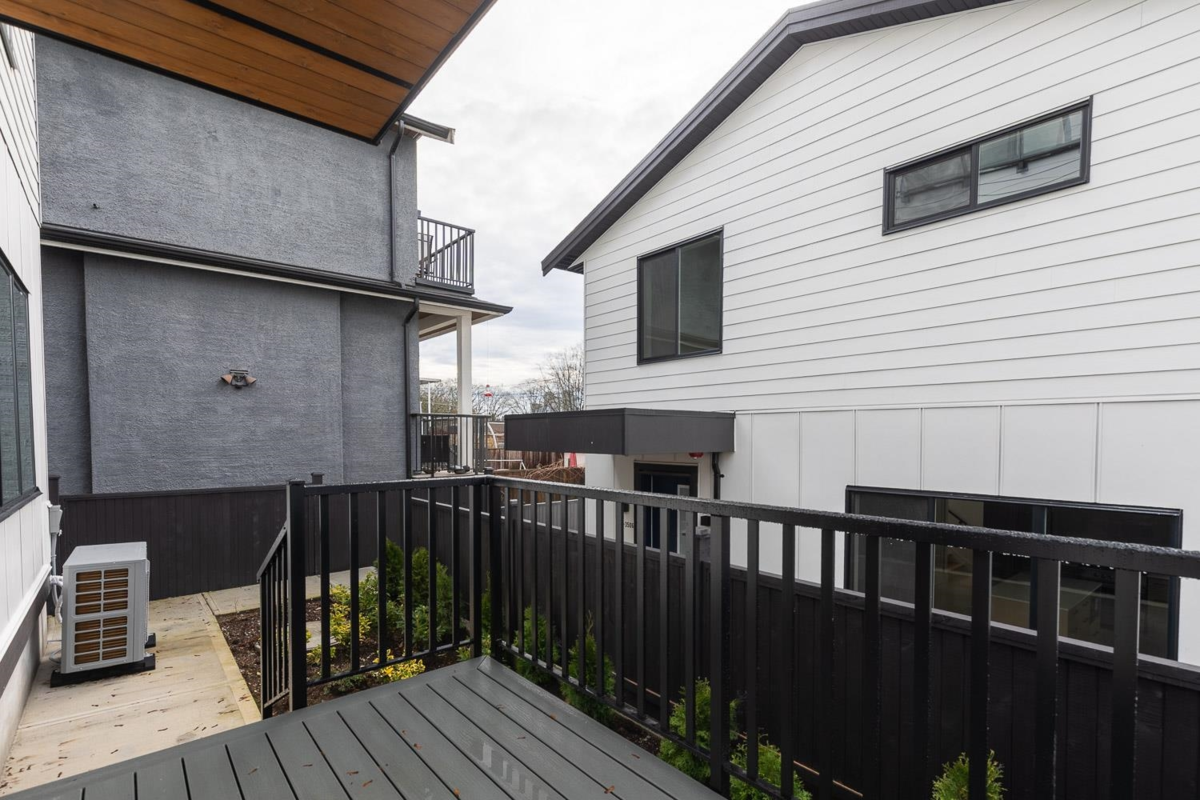 Backyard Photo of 2 3508 E Pender Street, Vancouver, BC