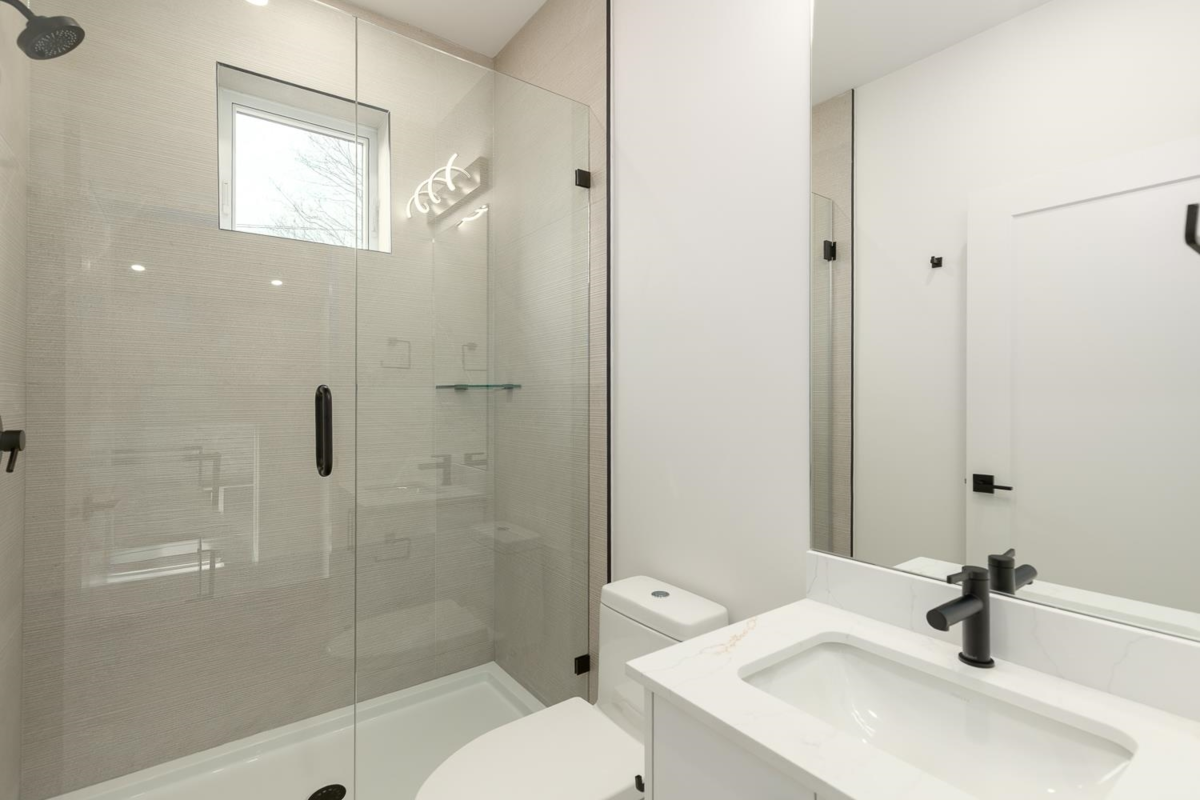 Entry Foyer Photo of 2 3508 E Pender Street, Vancouver, BC