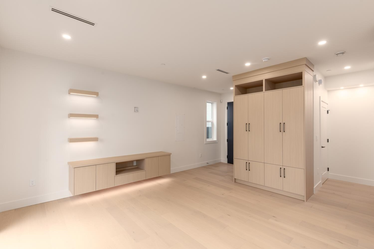 Family Room Photo of 2 3508 E Pender Street, Vancouver, BC