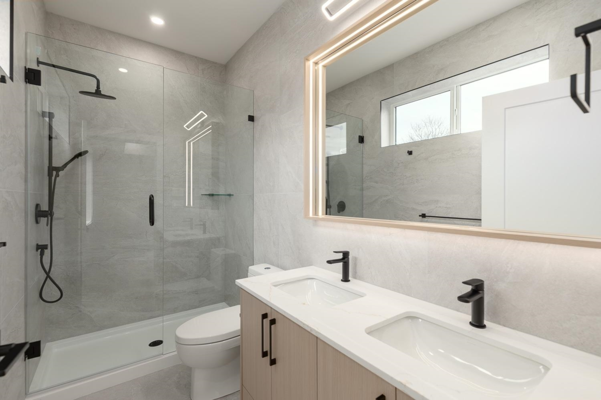 Guest Bathroom Photo of 2 3508 E Pender Street, Vancouver, BC