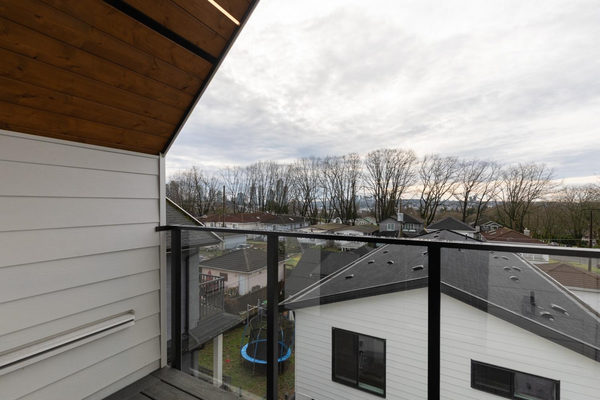 Hallway Photo of 2 3508 E Pender Street, Vancouver, BC