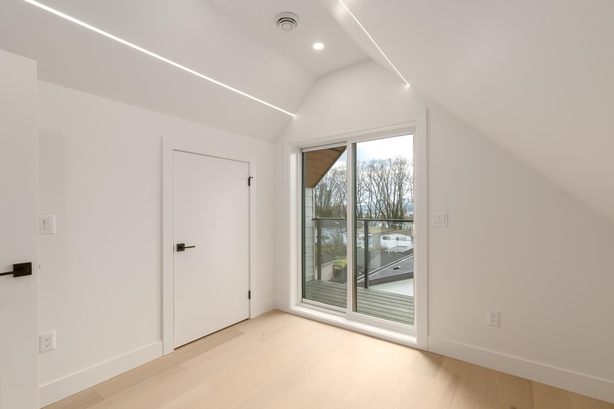 Laundry Room Photo of 2 3508 E Pender Street, Vancouver, BC