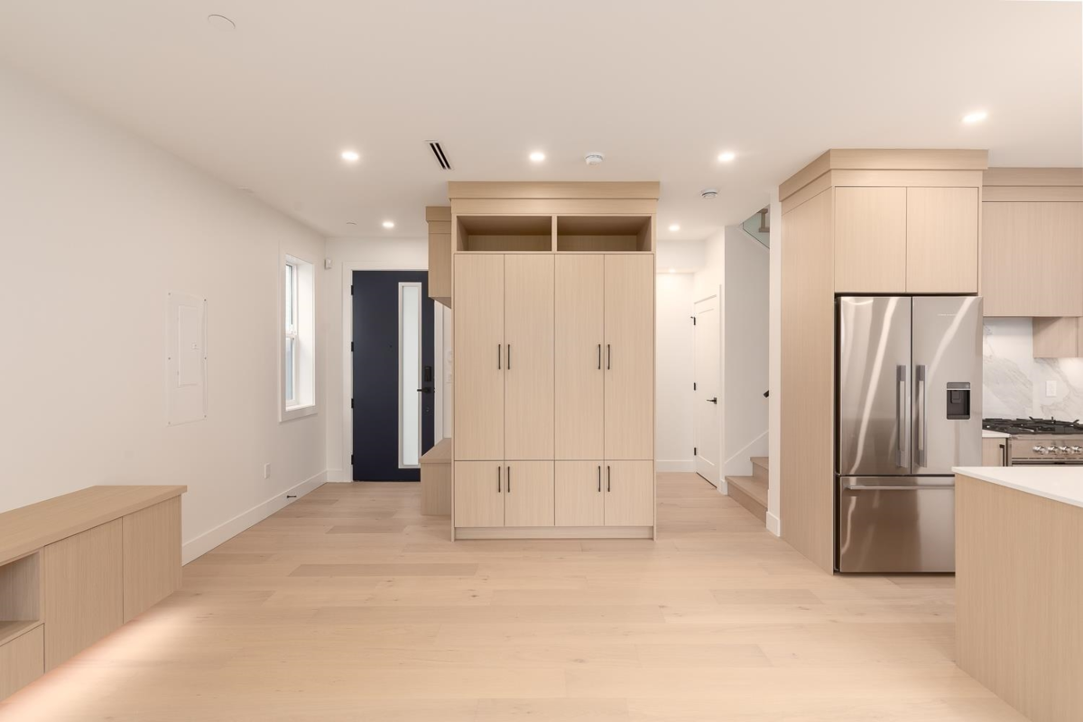 Living Room Photo of 2 3508 E Pender Street, Vancouver, BC