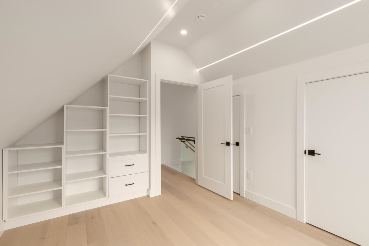 Mudroom Photo of 2 3508 E Pender Street, Vancouver, BC