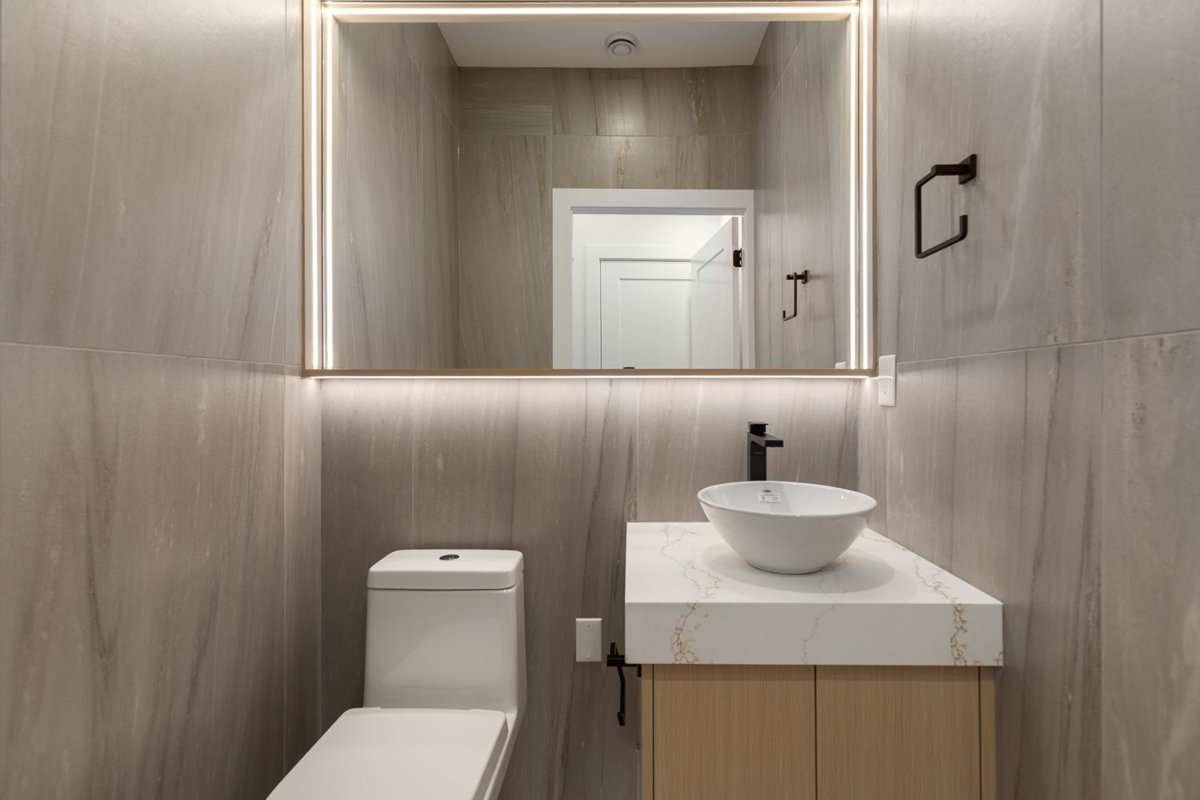 Primary Bathroom Photo of 2 3508 E Pender Street, Vancouver, BC