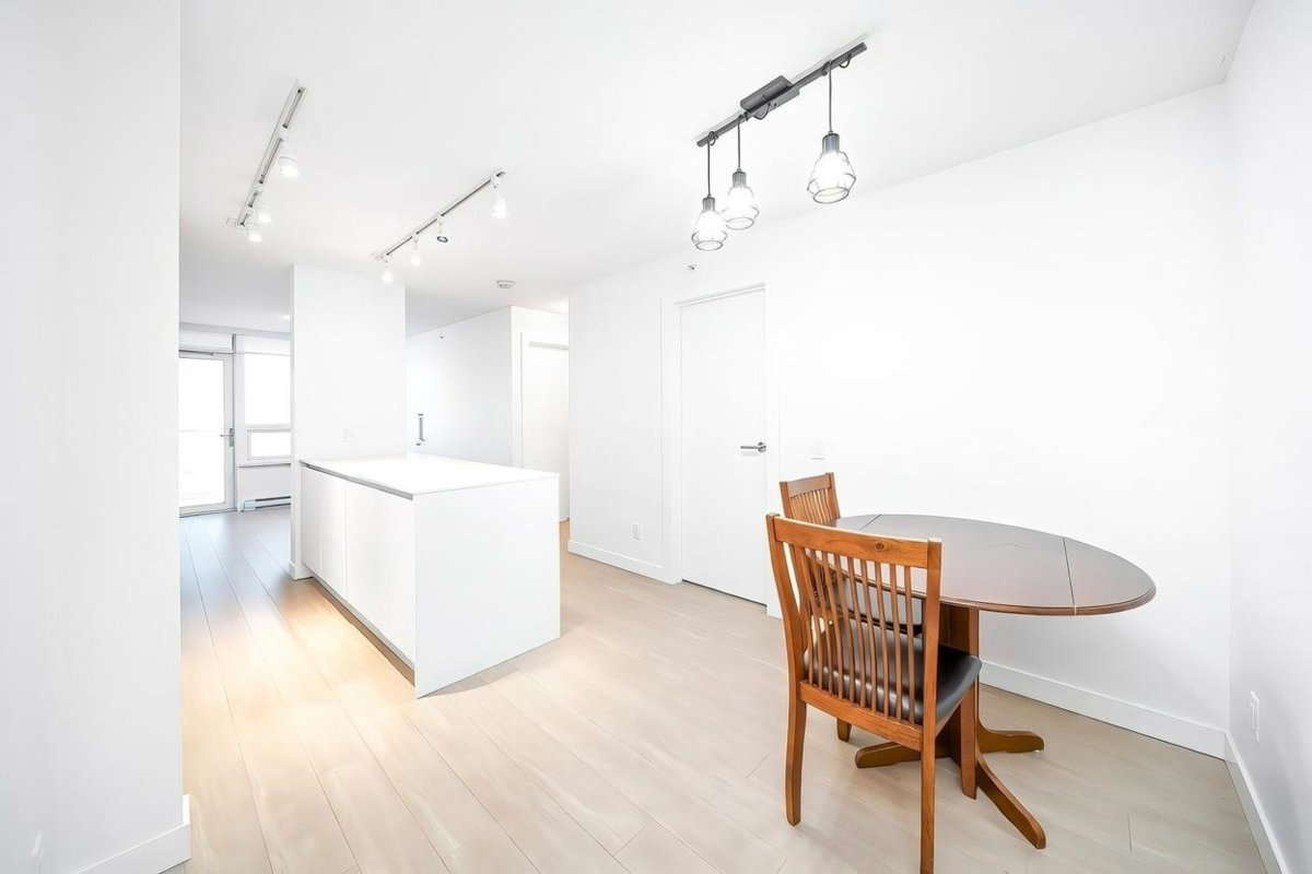 Kitchen Island Photo of 1509 908 Quayside Drive, New Westminster, BC