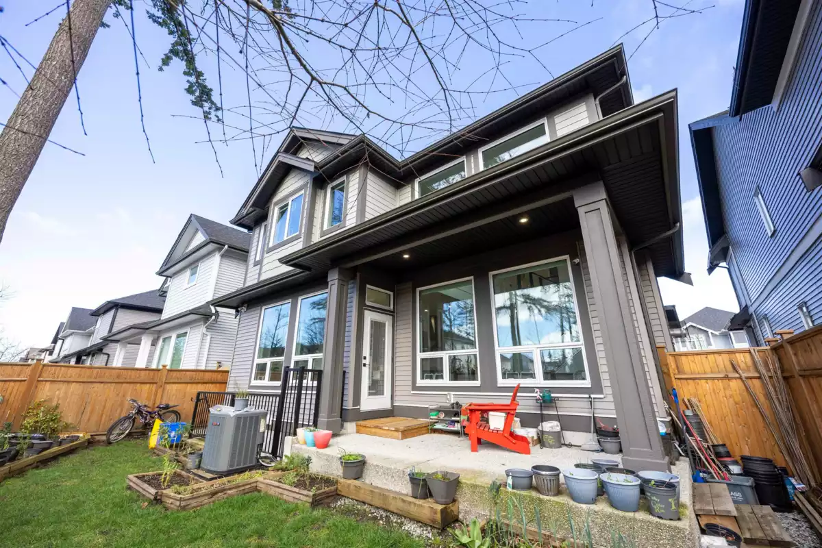 Living Room Photo of 20530 77a Avenue, Langley, BC