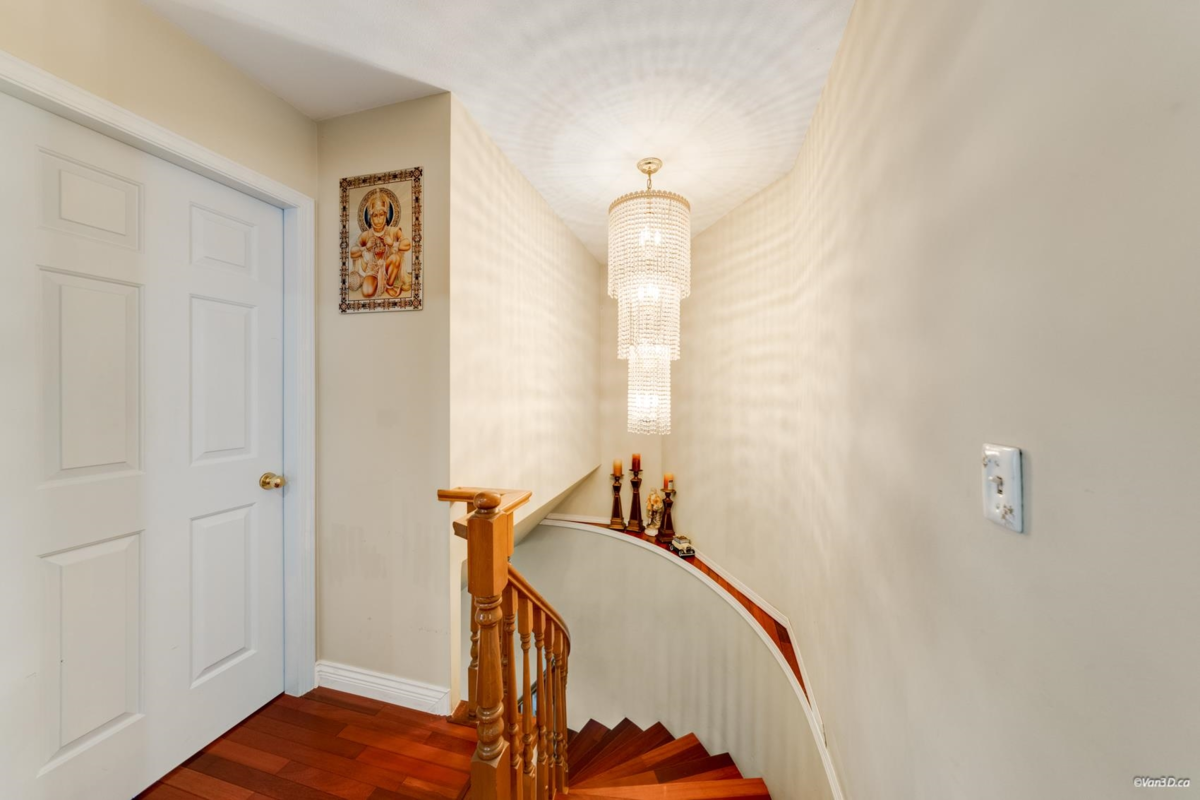 Entry Foyer Photo of 3450 Monmouth Avenue, Vancouver, BC