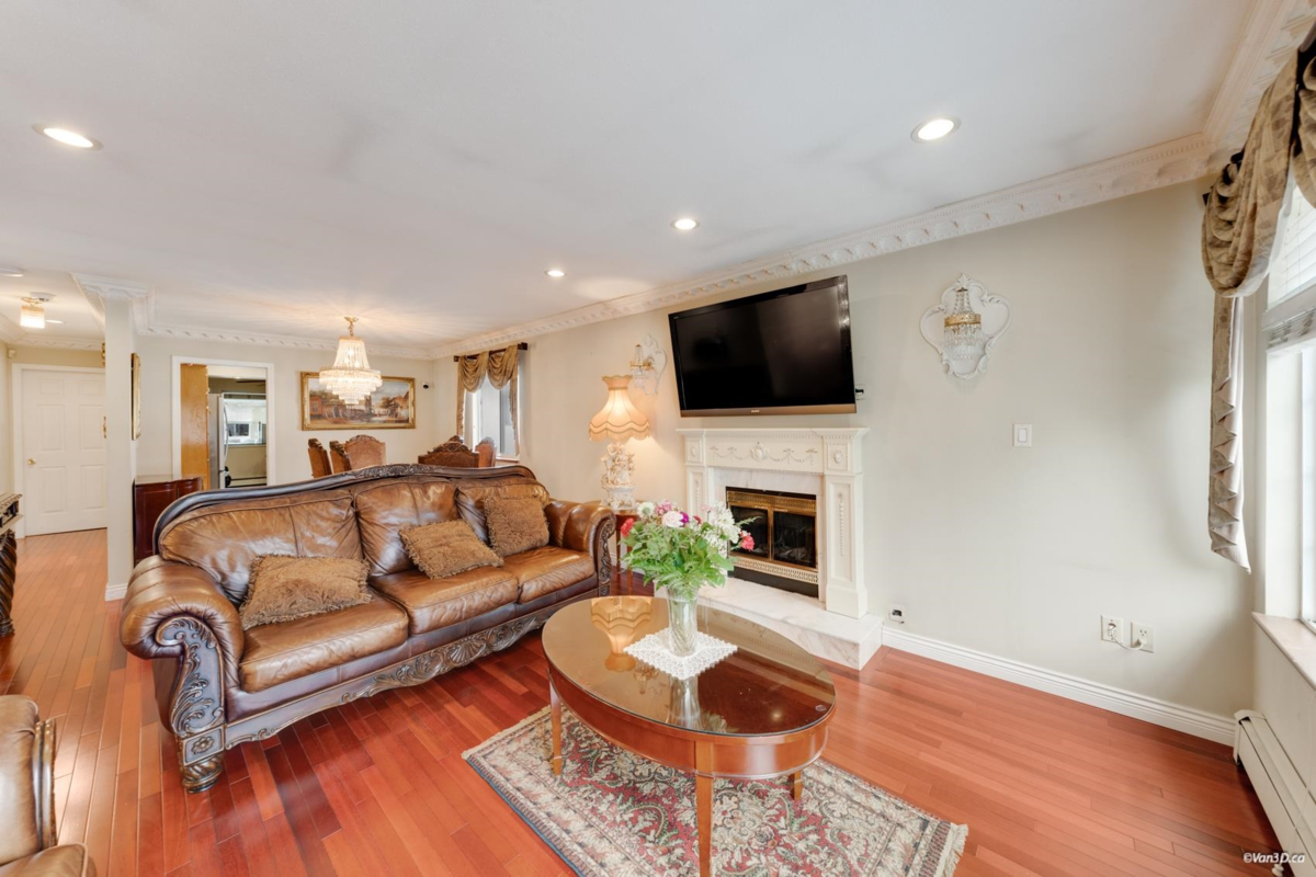 Kitchen Island Photo of 3450 Monmouth Avenue, Vancouver, BC
