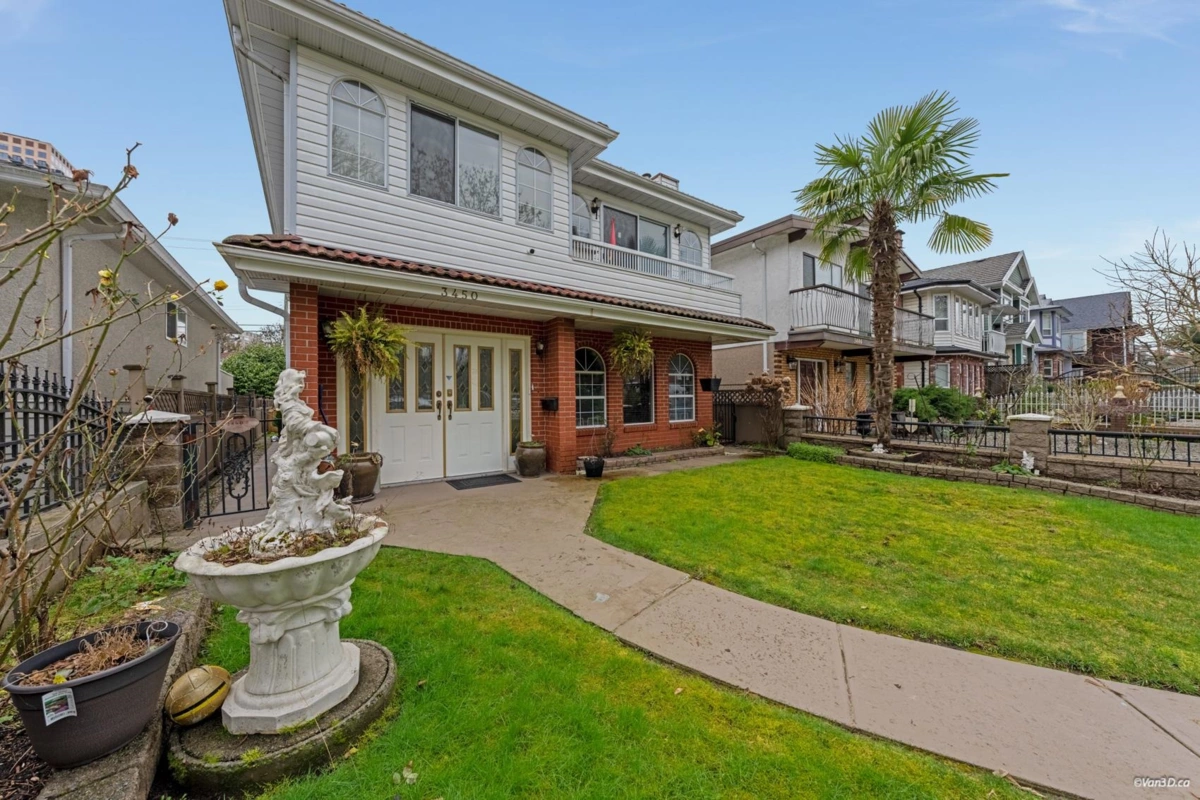 Living Room Photo of 3450 Monmouth Avenue, Vancouver, BC