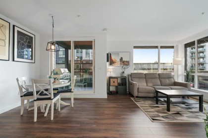 201 108 E 8th Street, North Vancouver, BC
