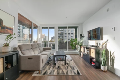 201 108 E 8th Street, North Vancouver, BC