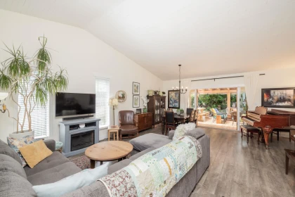 Kitchen Island Photo of 32558 Murray Avenue, Abbotsford, BC