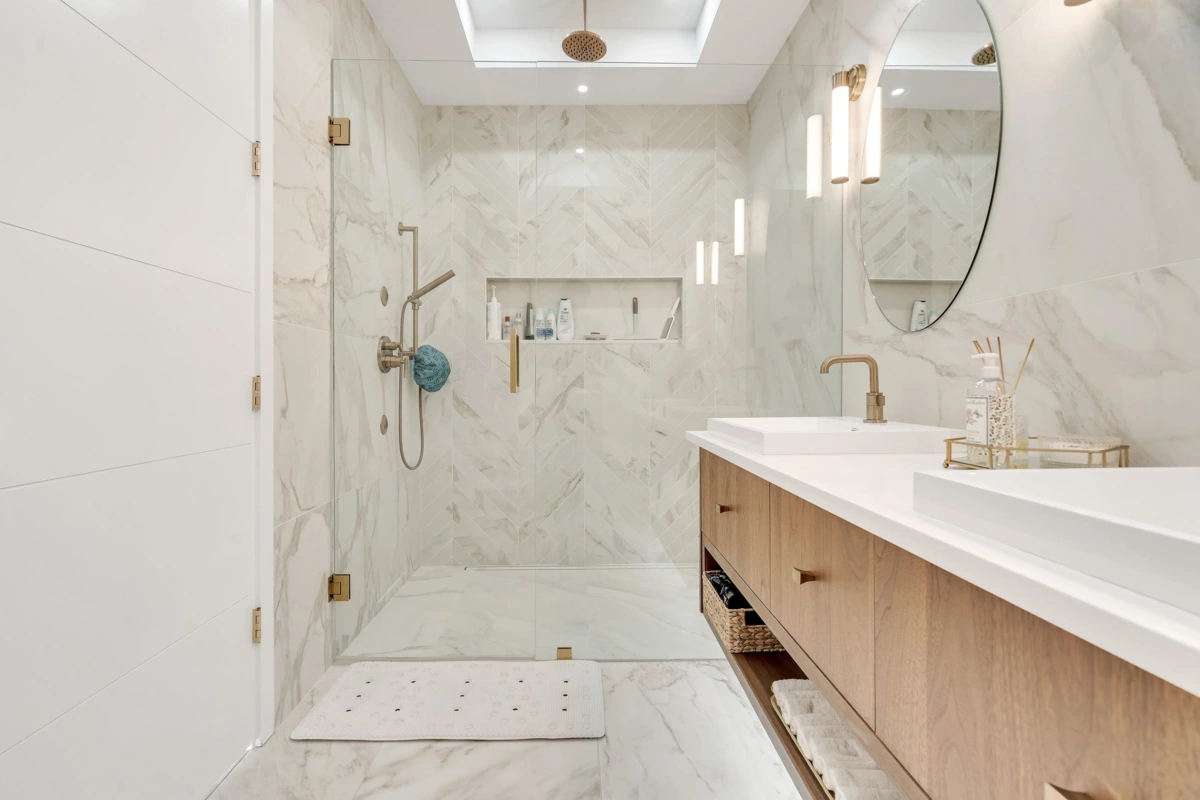 Basement Recreation Room Photo of 15377 Marine Drive, White Rock, BC