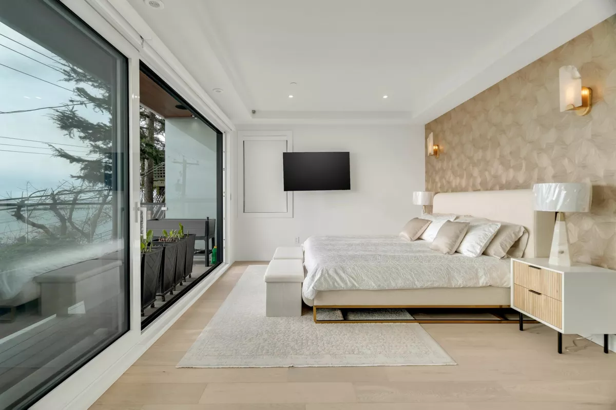 Bedroom 4 Photo of 15377 Marine Drive, White Rock, BC