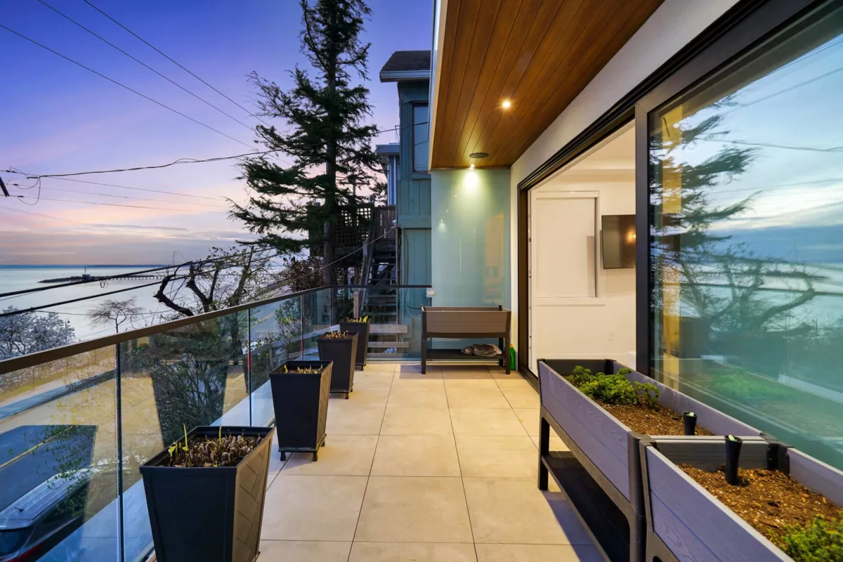 Dining Area Photo of 15377 Marine Drive, White Rock, BC