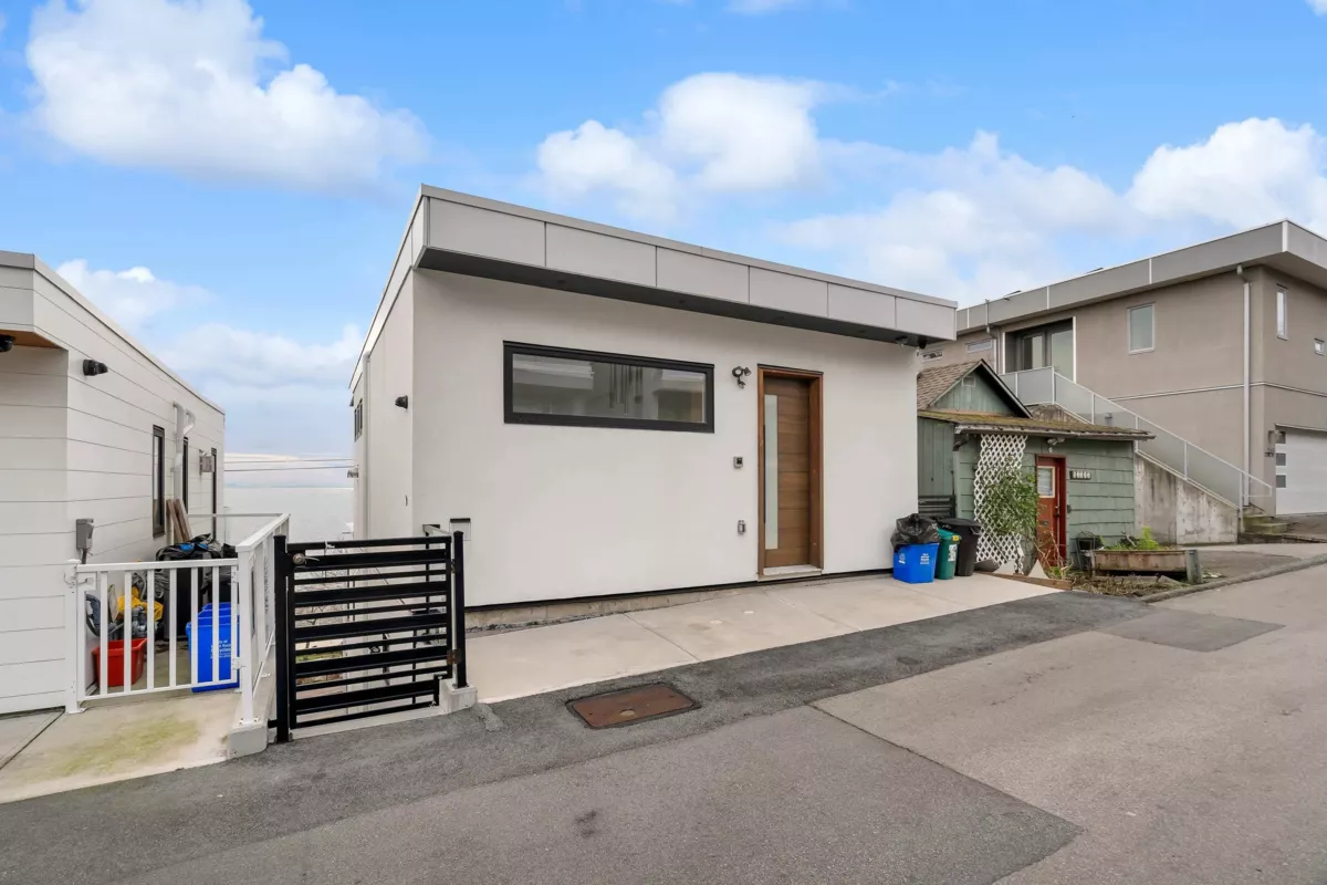 Front Yard Photo of 15377 Marine Drive, White Rock, BC