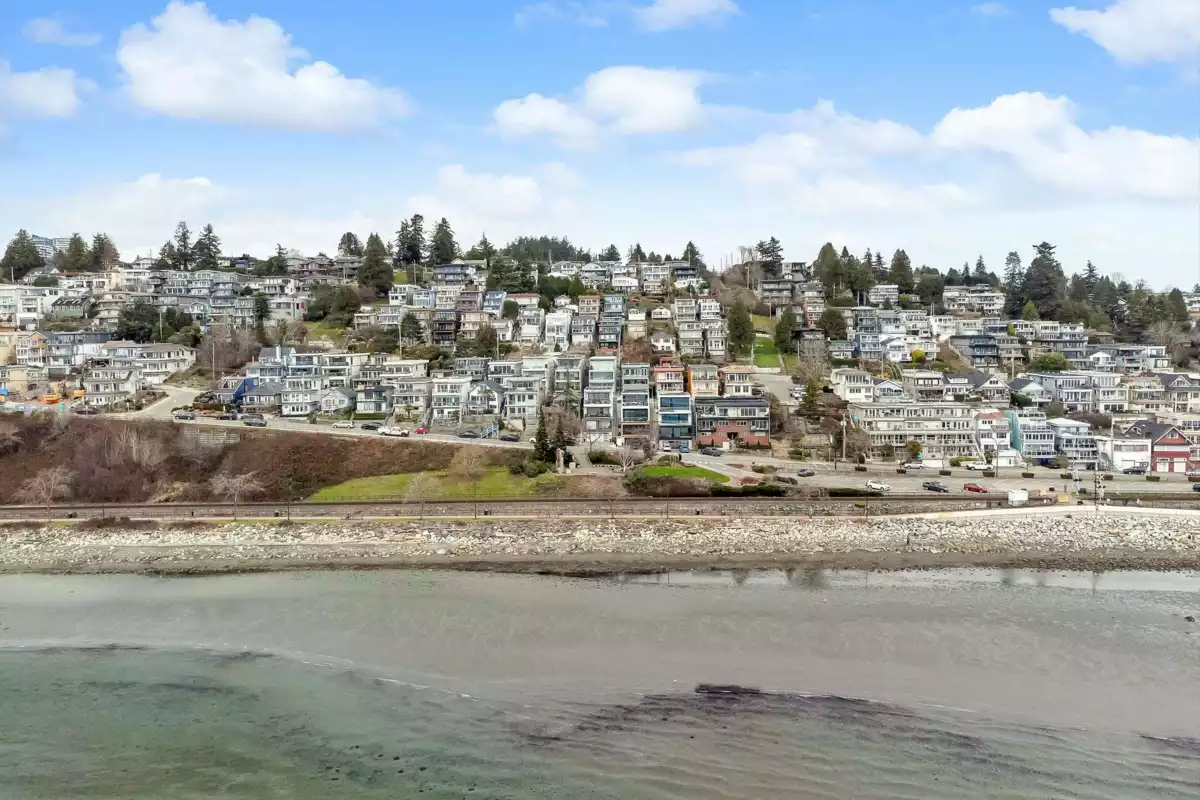 Garden / Landscaping Photo of 15377 Marine Drive, White Rock, BC