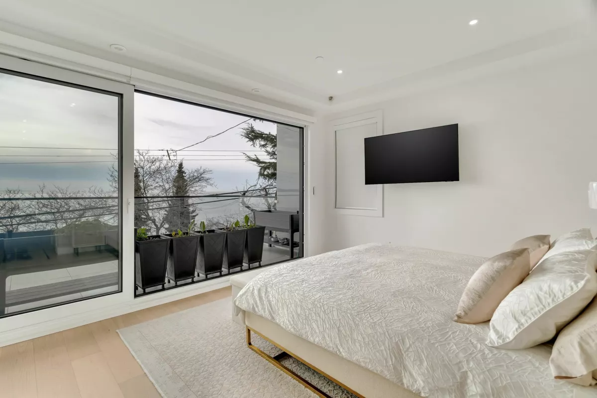 Guest Bathroom Photo of 15377 Marine Drive, White Rock, BC