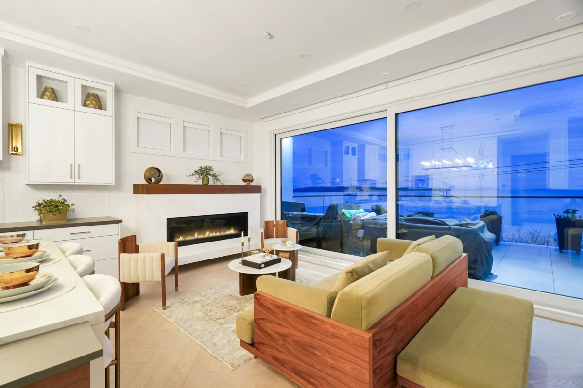 Kitchen Island Photo of 15377 Marine Drive, White Rock, BC