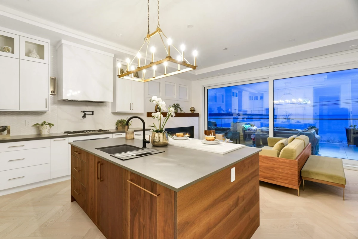 Kitchen Photo of 15377 Marine Drive, White Rock, BC