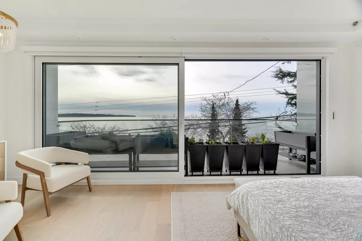 Powder Room Photo of 15377 Marine Drive, White Rock, BC