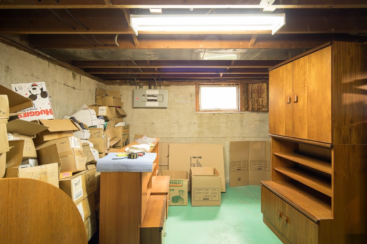 Entry Foyer Photo of 7985 Rosewood Street, Burnaby, BC